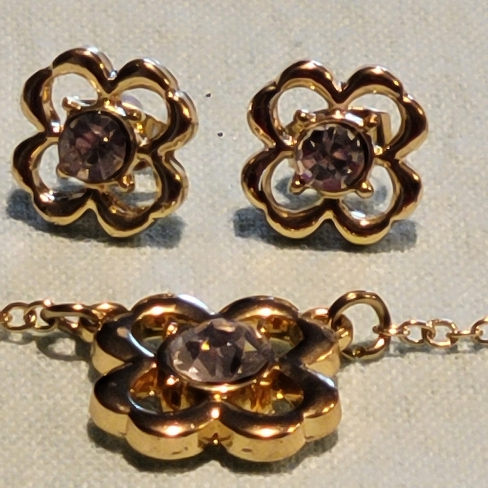Vintage Gold Tone Flower Jewelry Set,18" Long Necklace.
